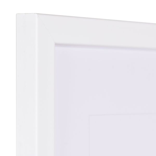 Holz-Profil Top S, weiss - Ecke Ansicht der Ecke eines schmalen, weiss lackierten Bilderrahmens mit sichtbarer Holzstruktur und glatter Oberfläche